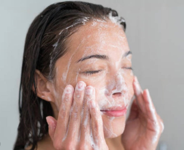 Etape 1 : Nettoyer une peau sensible, acnéique ou à imperfections