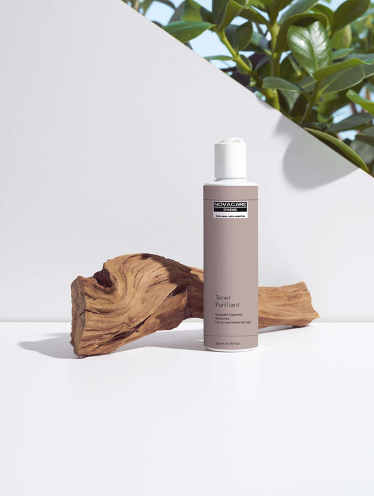Toner Purifiant 200ml, lotion tonique pour acnée et imperfections, sur fond naturel avec bois décoratif.