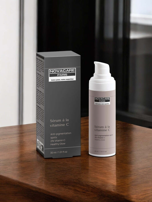 Sérum à la vitamine C NOVACARE sur une table, anti-âge et anti-pigmentation, 30ml pour un teint éclatant.